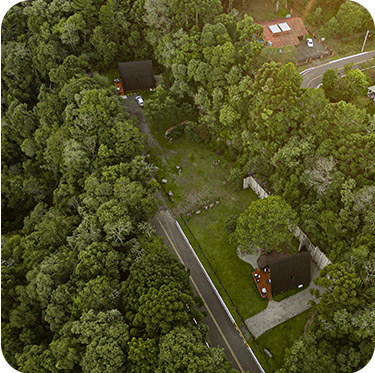 Vista externa da segunda cabana entre os pinheiros